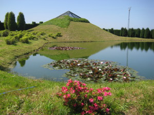 piramide-lago-jardines-el-chano